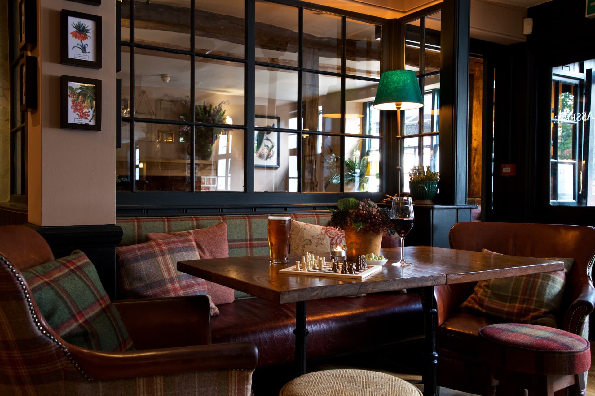 the-queens-head-weybridge-the-pub