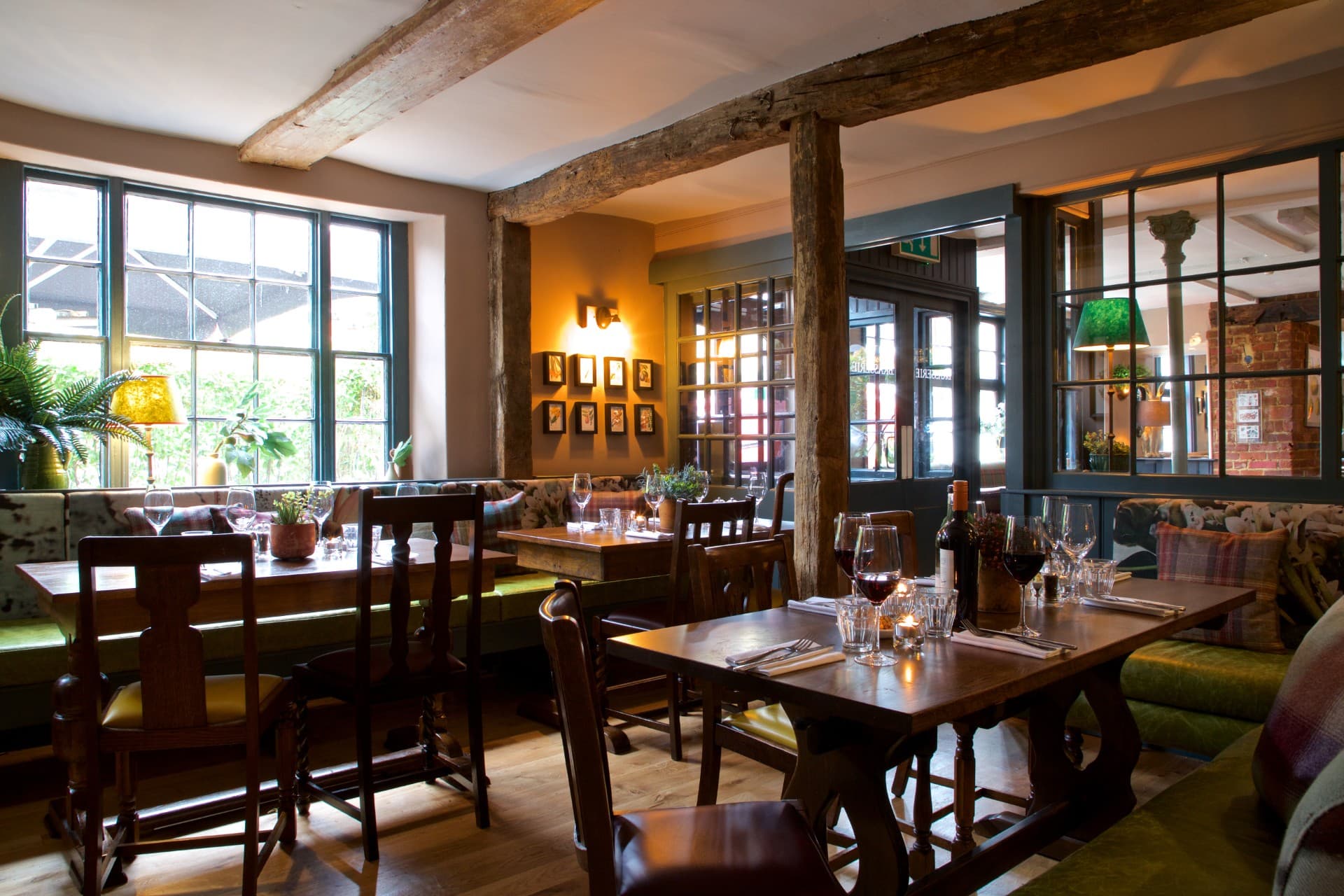 the-queens-head-weybridge-the-snug